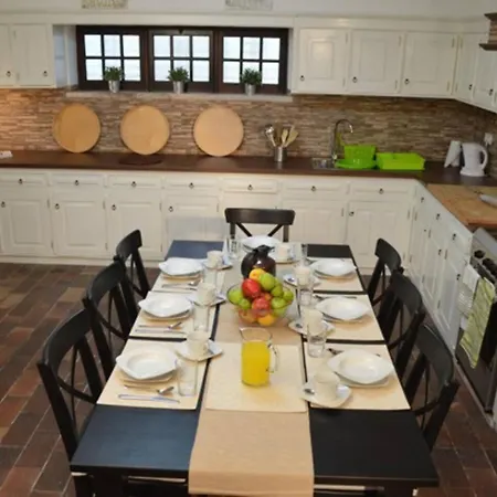 Sleeps22-garden-hottub-pool-barbecue-jacuzzi