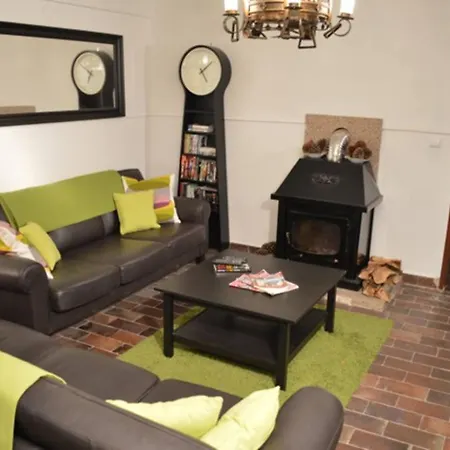 Sleeps22-garden-hottub-pool-barbecue-jacuzzi *