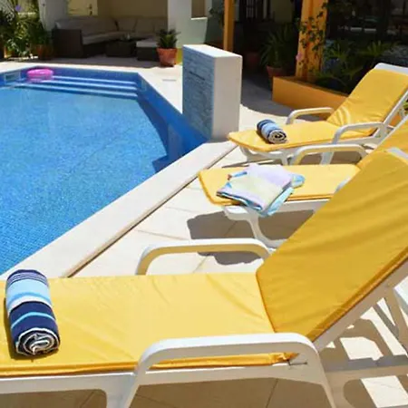 Sleeps22-garden-hottub-pool-barbecue-jacuzzi