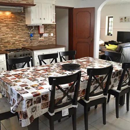 Вилла Sleeps22-garden-hottub-pool-barbecue-jacuzzi *