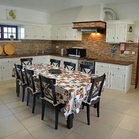 Sleeps22-garden-hottub-pool-barbecue-jacuzzi