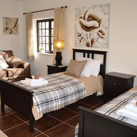 Sleeps22-garden-hottub-pool-barbecue-jacuzzi Villa *