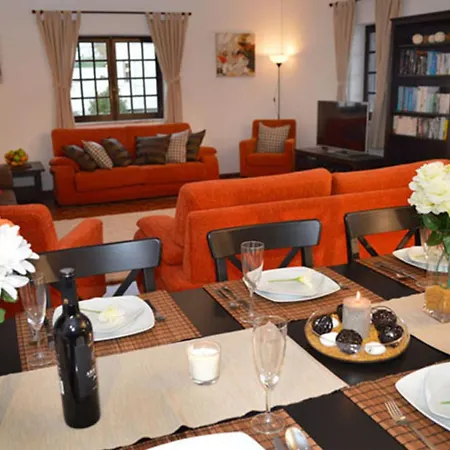 Sleeps22-garden-hottub-pool-barbecue-jacuzzi Сан-Мартинью-ду-Порту